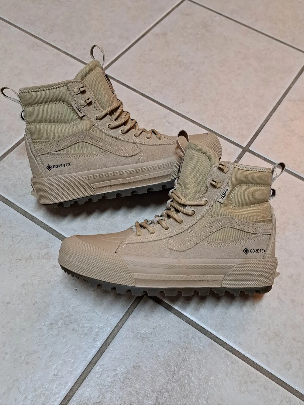 Vans MTE Sk8-Hi Gore-Tex Boots - Women's size 8 / Men's size 6.5